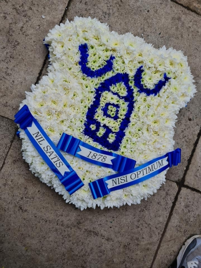 EFC tribute - This extra special tribute is ideal for an EFC fan. this full badge is around 2ft sq, and can be personalised with a ribbon with a name or relative on it.